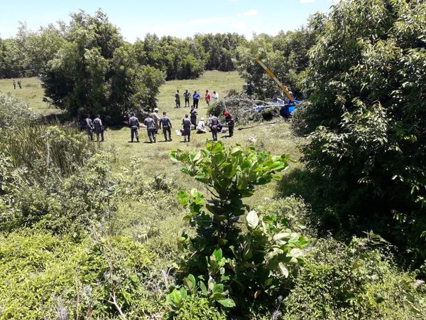 Helicóptero cai em área particular de Vila Velha