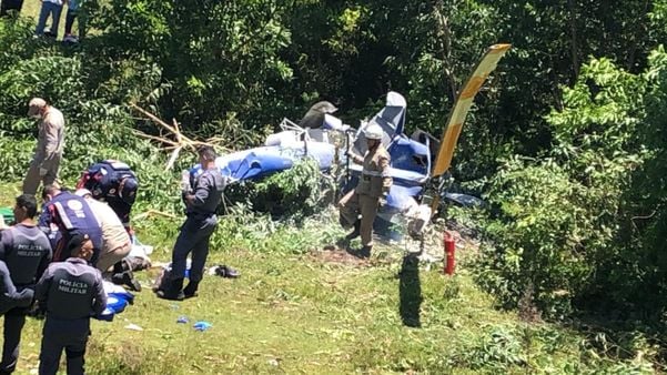 Helicóptero caiu com pelo menos duas pessoas em área particular de Vila Velha
