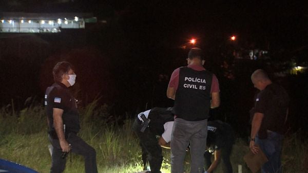 Investigadores da Polícia Civil estiveram no local onde corpo de mulher foi encontrado, na Rodovia Leste-Oeste, em Cariacica