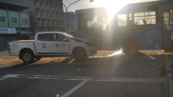 A colisão aconteceu no sentido Centro de Vila Velha. O trânsito está parcialmente bloqueado no trecho