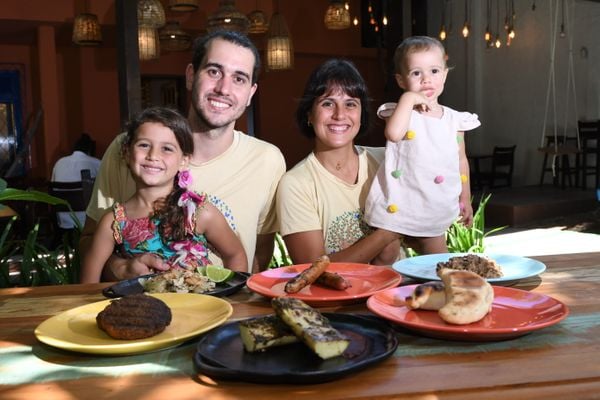 Os empresários Matias Salem e Taís Cavati com suas filhas na churrascaria vegana Casa Panapaná, em Vitória