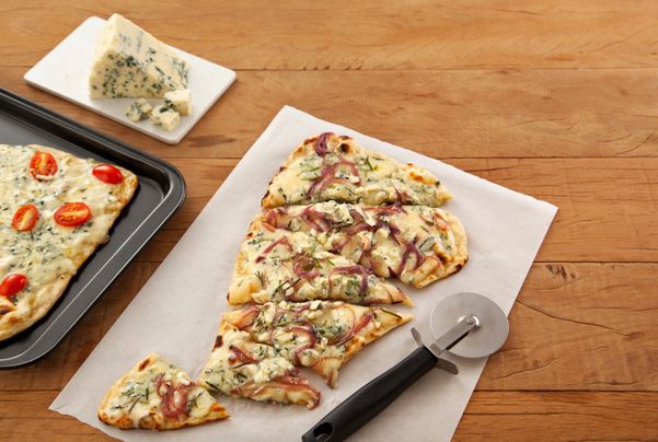 Pizza caseira com muçarela, gorgonzola e cebola caramelizada