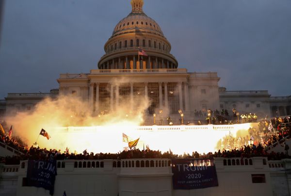  Uma explosão causada por uma munição policial é vista enquanto apoiadores do presidente dos EUA, Donald Trump, se reúnem em frente ao prédio do Capitólio dos EUA em Washington, EUA, no dia 6 de janeiro de 2021