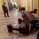 O senador Tim Scott observa móveis revirados nas primeiras horas da manhã desta quinta-feira, 07 de janeiro de 2021, um dia após a invasão promovida por extremistas pró-Donald Trump no Capitólio