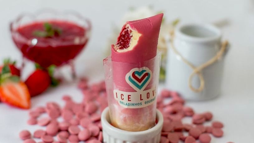 Geladinho de baunilha com geleia de morango e casquinha de chocolate rubi da Ice Love, em Vila Velha