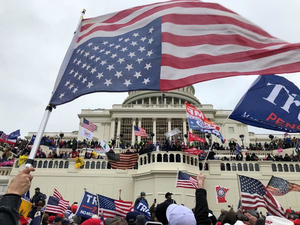  Apoiadores do presidente dos EUA, Donald Trump, ocupam o edifício do Capitólio dos EUA em Washington por Thomas P. Costello/AP