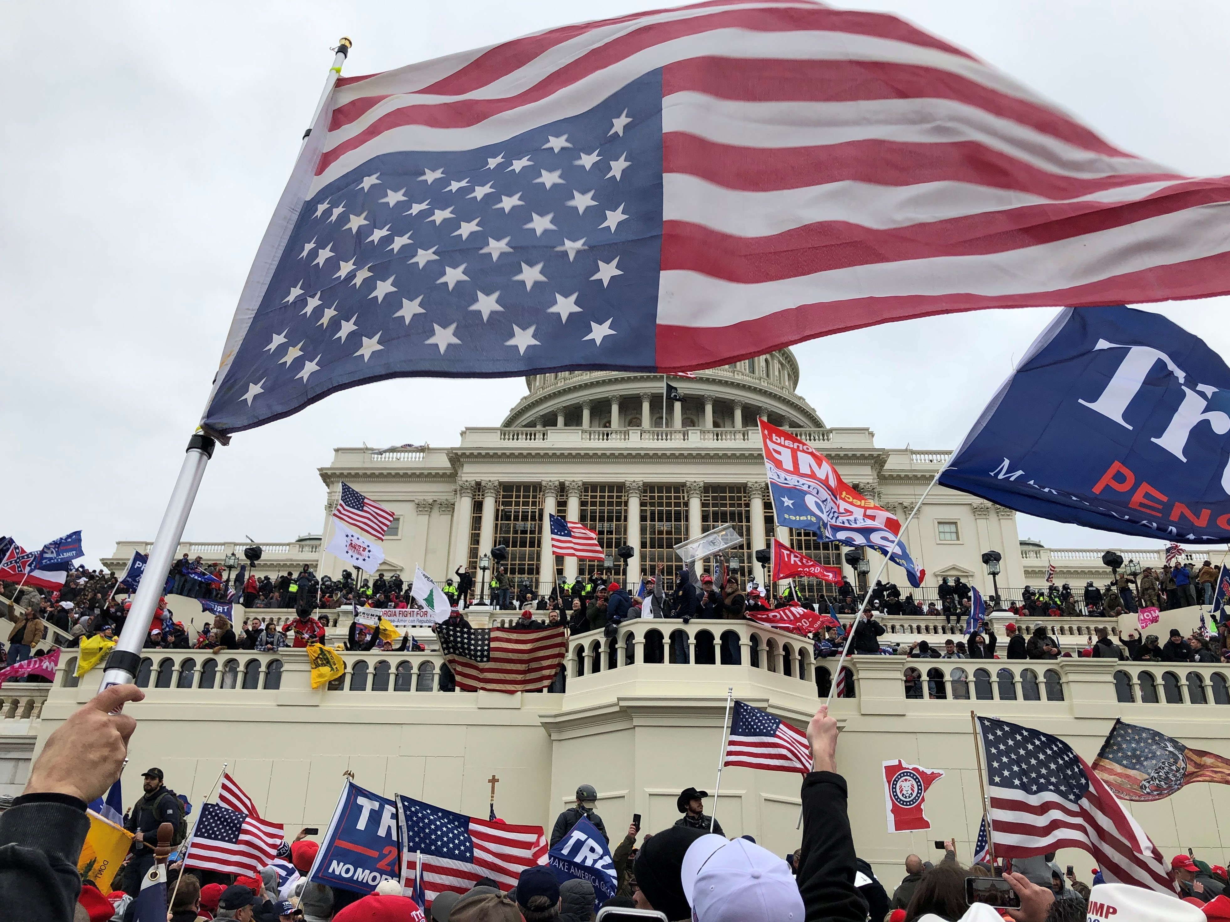 
Apoiadores do presidente dos EUA, Donald Trump, ocupam o edifício do Capitólio dos EUA em Washington