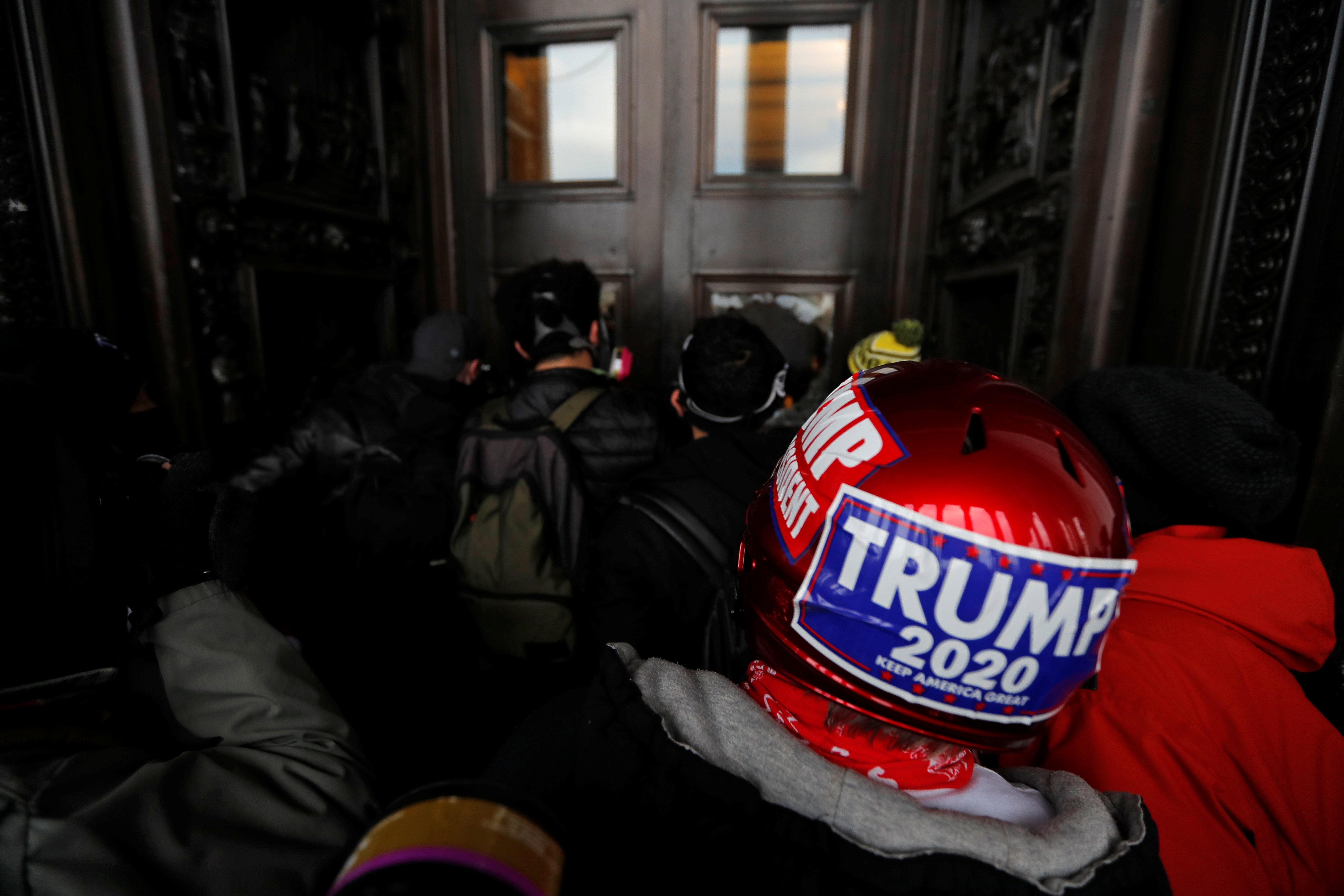Apoiadores do presidente dos EUA, Donald Trump, tentam entrar no Capitólio dos EUA durante um protesto contra a certificação dos resultados da eleição presidencial dos EUA de 2020 pelo Congresso dos EUA, em Washington, EUA, 6 de janeiro de 2021