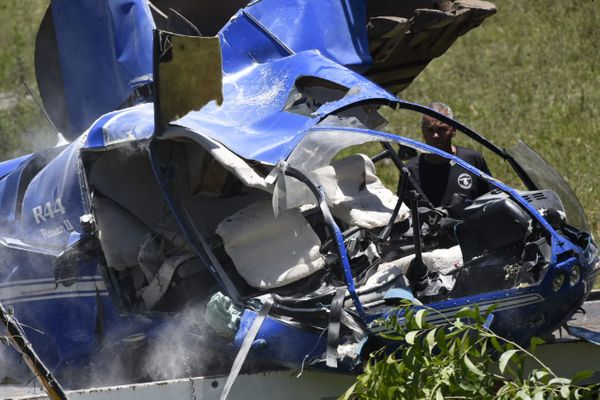 Caminhão recolhe destroços de helicóptero que caiu em Vila Velha  por Carlos Alberto Silva