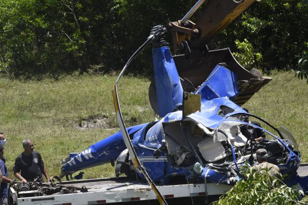 Caminhão recolhe destroços de helicóptero que caiu em Vila Velha  por Carlos Alberto Silva