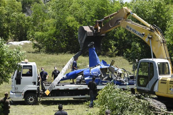 Caminhão recolhe destroços de helicóptero que caiu em Vila Velha  por Carlos Alberto Silva