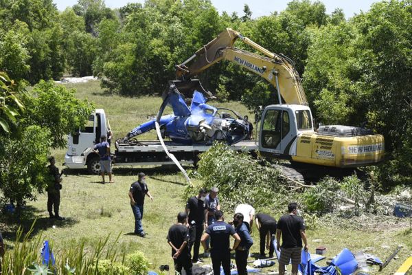 Caminhão recolhe destroços de helicóptero que caiu em Vila Velha  por Carlos Alberto Silva