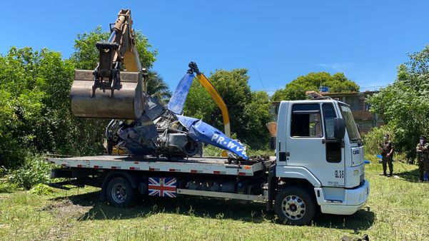 Caminhão recolhe destroços de helicóptero que caiu em Vila Velha  por Carlos Alberto Silva