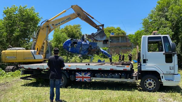 Caminhão recolhe destroços de helicóptero que caiu em Vila Velha 