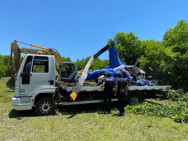 Caminhão recolhe destroços de helicóptero que caiu em Vila Velha  por Carlos Alberto Silva