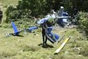 Caminhão recolhe destroços de helicóptero que caiu em Vila Velha (Carlos Alberto Silva)