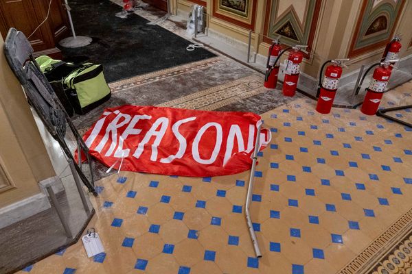 Estragos causada no Capitólio, em Washington (EUA), nesta quarta-feira, 07, um dia após uma invasão promovida por extremistas pró-Donald Trump por ANDREW HARNIK/AP