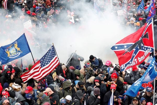 Gás lacrimogêneo é liberado em uma multidão de manifestantes durante confrontos com a polícia do Capitólio em um comício para contestar a certificação dos resultados das eleições presidenciais dos EUA de 2020 pelo Congresso dos EUA, no edifício do Capitólio dos EUA em Washington , EUA, 6 de janeiro de 2021