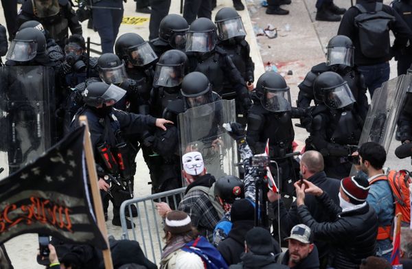 Manifestantes pró-Trump enfrentam a polícia no Capitólio 