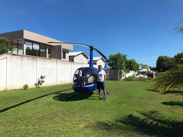Octávio Schneider posa ao lado do helicóptero que caiu em Vila Velha
