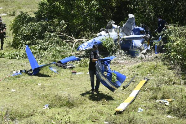 Partes do helicóptero são retiradas pelos peritos por Carlos Alberto Silva
