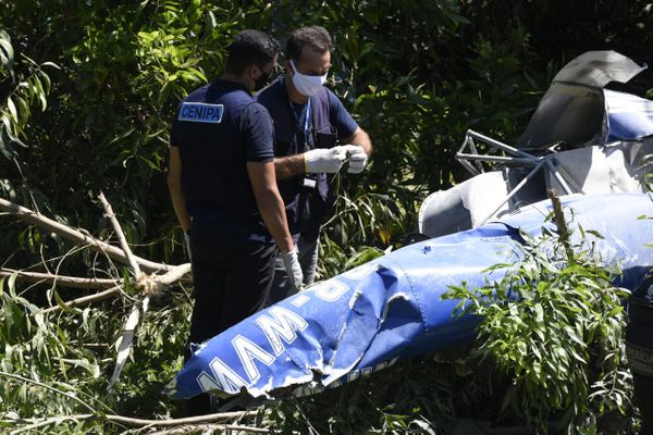 Perícia no local do acidente de helicóptero que caiu em Vila Velha