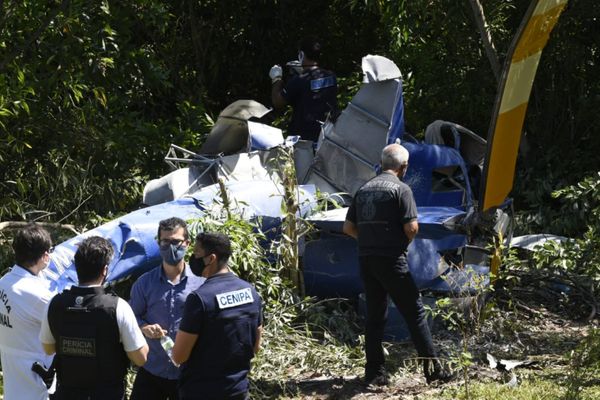 Polícia Civil faz perícia no local do acidente de  helicóptero que caiu em Vila Velha  por Carlos Alberto Silva  