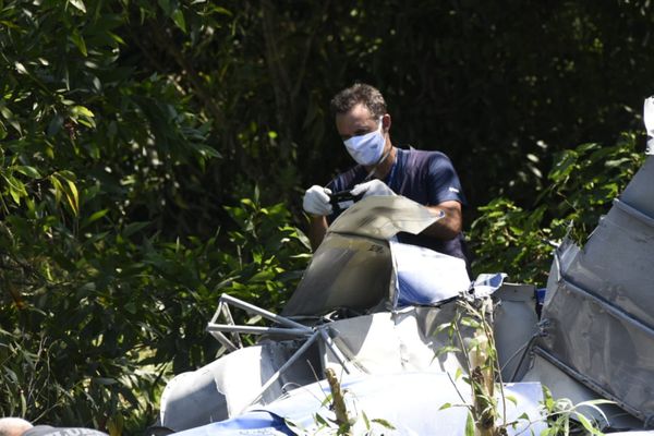 Polícia Civil faz perícia no local do acidente de  helicóptero que caiu em Vila Velha  por Carlos Alberto Silva  