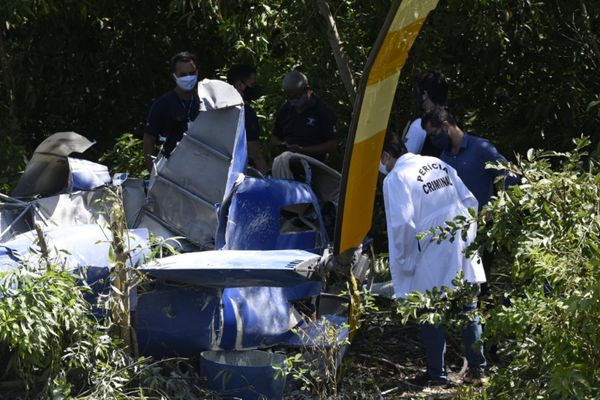 Polícia Civil faz perícia no local do acidente de  helicóptero que caiu em Vila Velha  por Carlos Alberto Silva  