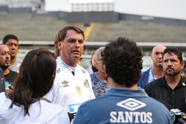 Presidente Jair Bolsonaro em jogo de futebol em meio à pandemia de Covid-19