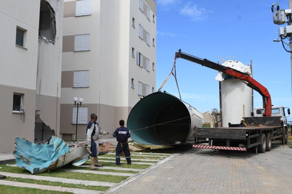 Trabalho de retirada da caixa d'água do Residencial São Roque I, em Padre Gabriel, Cariacica 