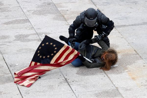Um policial detém um manifestante pró-Trump dirante a invasão ao Capitólio dos EUA por REUTERS/Shannon Stapleton/AP