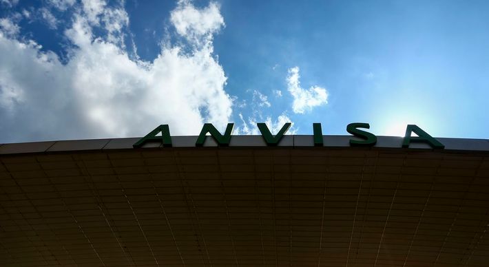 Para passar a valer o uso emergencial, a Anvisa determinou que o Butantan assinasse antes o termo de compromisso para apresentar dados de imunogenicidade