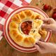Imagem - Que tal um pãozinho caseiro recheado com mix de queijos? Veja receita