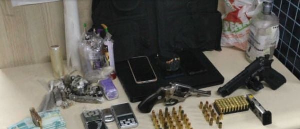 Armas, drogas e dinheiro foram apreendidos em prédio de Vila Velha 