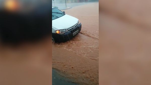 Chuva forte atinge Apiacá e alaga ruas