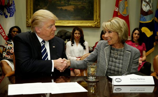 O presidente Donald Trump e sua secretária de Educação, Betsy Devos, durante uma reunião com professores e pais na Casa Branca em Washington, EUA
