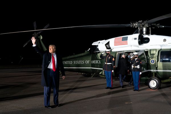 Presidente dos EUA preparando-se para embarcar em helicóptero no estado da Georgia no dia 4 de janeiro de 2021