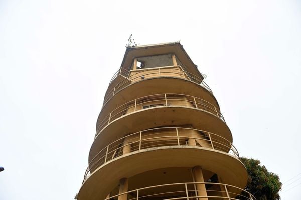 Feita em forma de espiral, a torre era utilizada na observação do pátio de trens antiga CVRD  por Vitor Jubini
