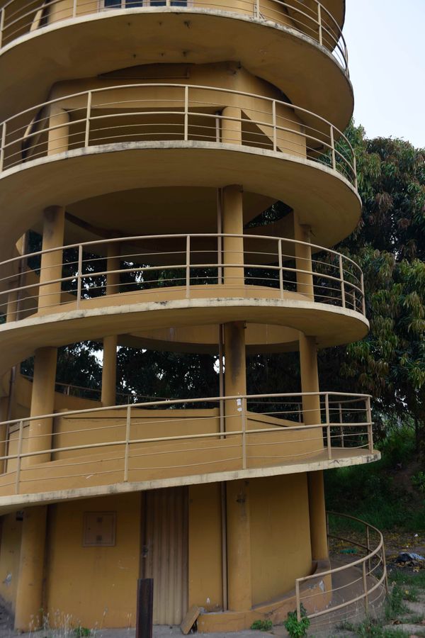 No "quinto" andar da torre existia acomodações para os funcionários que lá operavam por Vitor Jubini