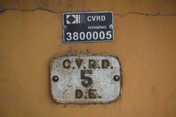 Marcas do tempo: a placa de identificação de patrimônio da antiga CVRD é um indicativo da idade da Torre de Porto Velho por Vitor Jubini