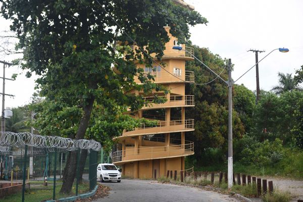 A torre foi construída no ano de 1957 e fica nas imediações da estrada que dá acesso ao Museu da Vale, em Vila Velha por Vitor Jubini