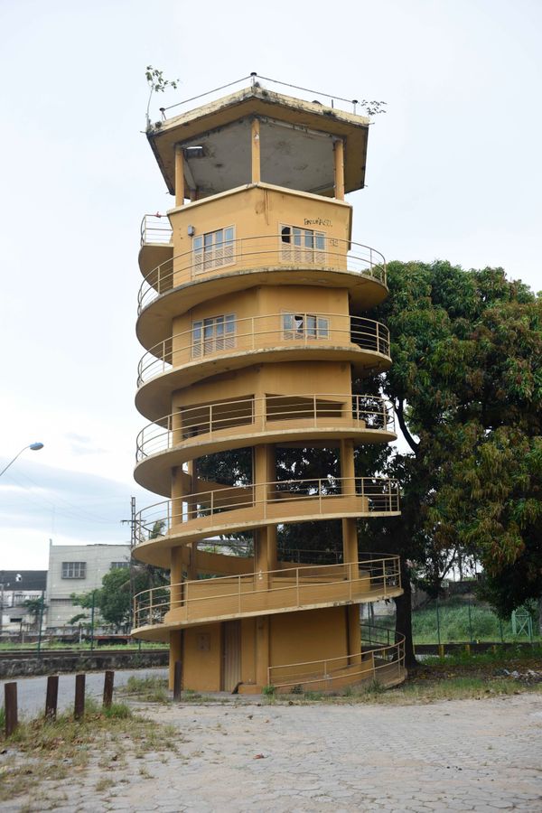 Ao todo, a Torre de Porto Velho possui sete andares, sendo dois com acomodações para os antigos colaboradores por Vitor Jubini