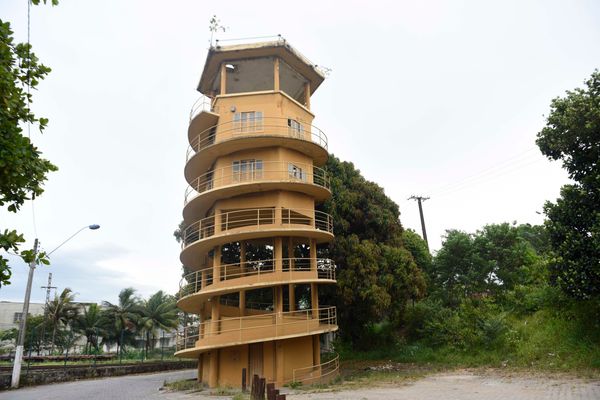 Hoje integrada à paisagem local, a Torre de Porto Belo já recebeu até a visita do presidente Jânio Quadros em 1961 por Vitor Jubini