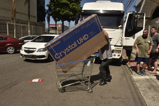 Fila para fazer compras no Walmart, em Vitória por Ricardo Medeiros