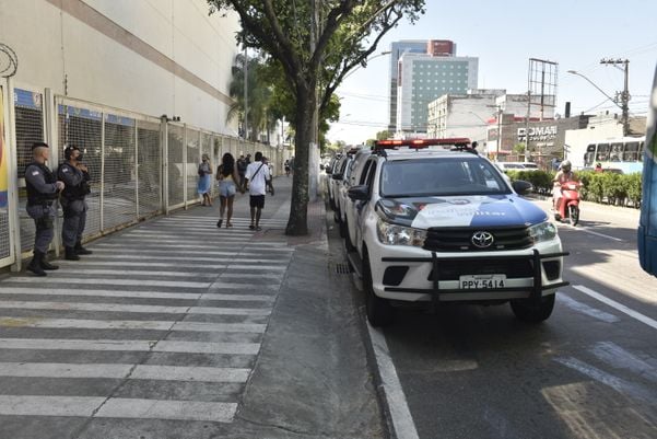 Polícia fazendo segurança do supermercado Walmart por Ricardo Medeiros