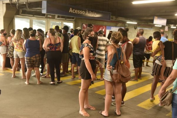 Fila para fazer compras no Walmart, em Vitória por Ricardo Medeiros