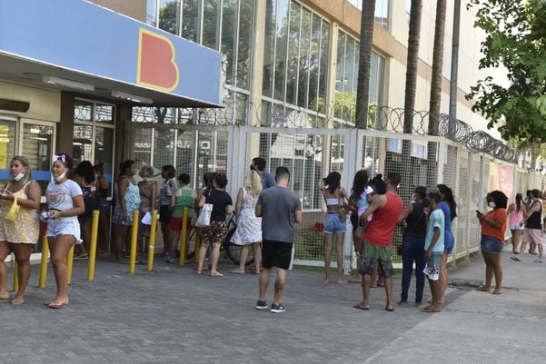 Fila para fazer compras no Walmart, em Vitória por Ricardo Medeiros