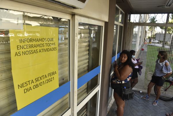 Fila para fazer compras no Walmart, em Vitória por Ricardo Medeiros