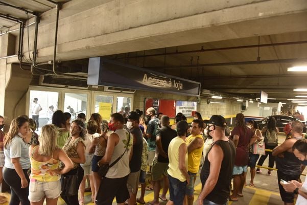 Fila para fazer compras no Walmart, em Vitória por Ricardo Medeiros